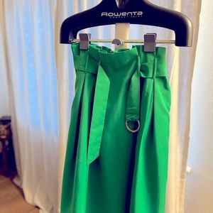 Perfect for spring and summer!! Gold belt. Retro feel. Size small.